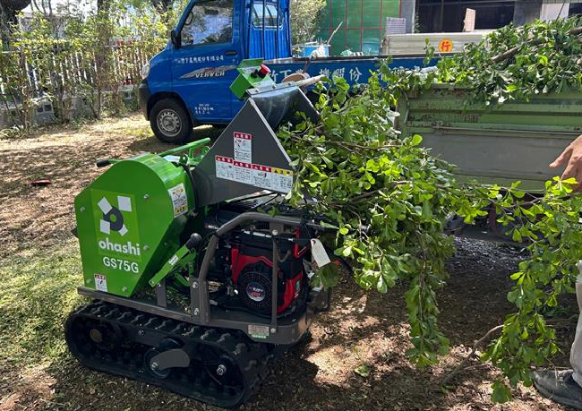 雲林柚子園剪定枝條就地粉碎，免除載運清理的煩惱